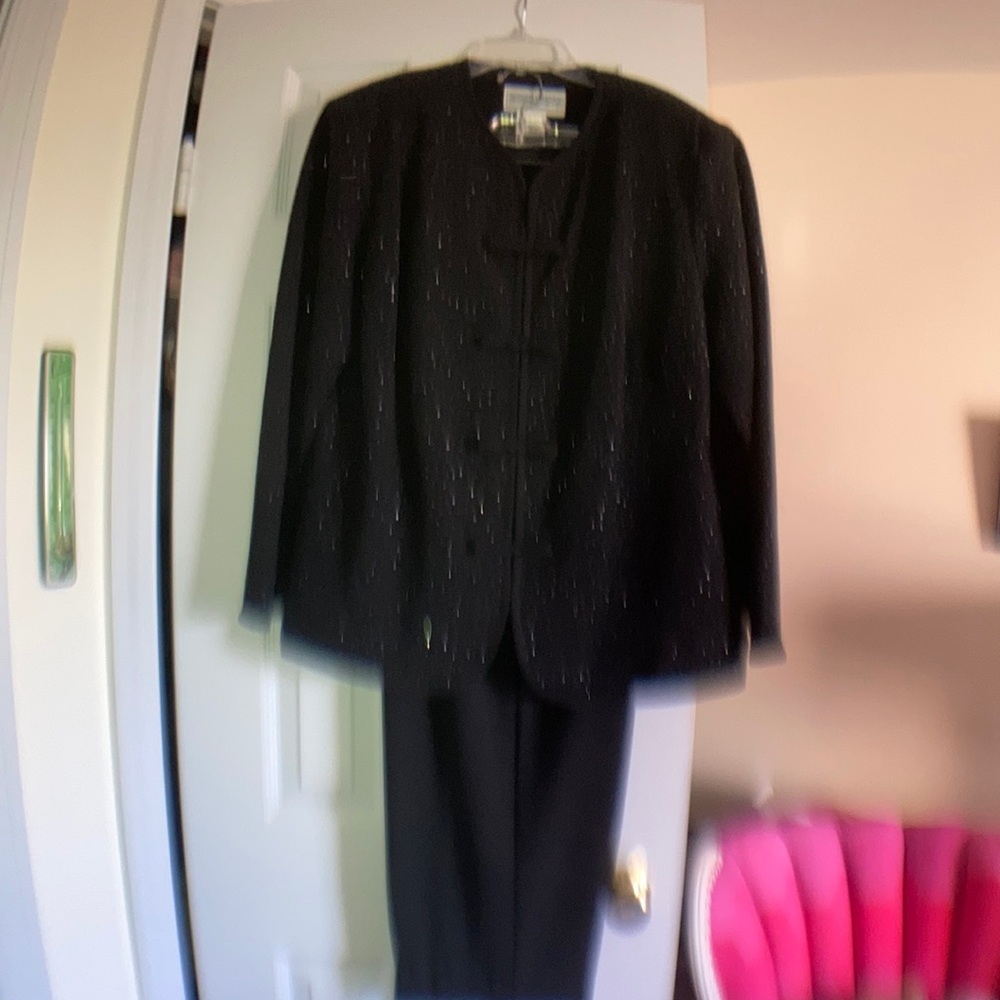 Perfect formal; elegant Jessica Howard pantsuit